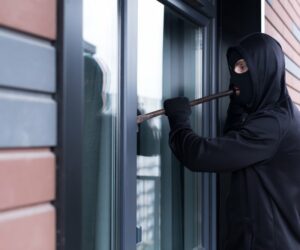 cambrioleur force une fenêtre